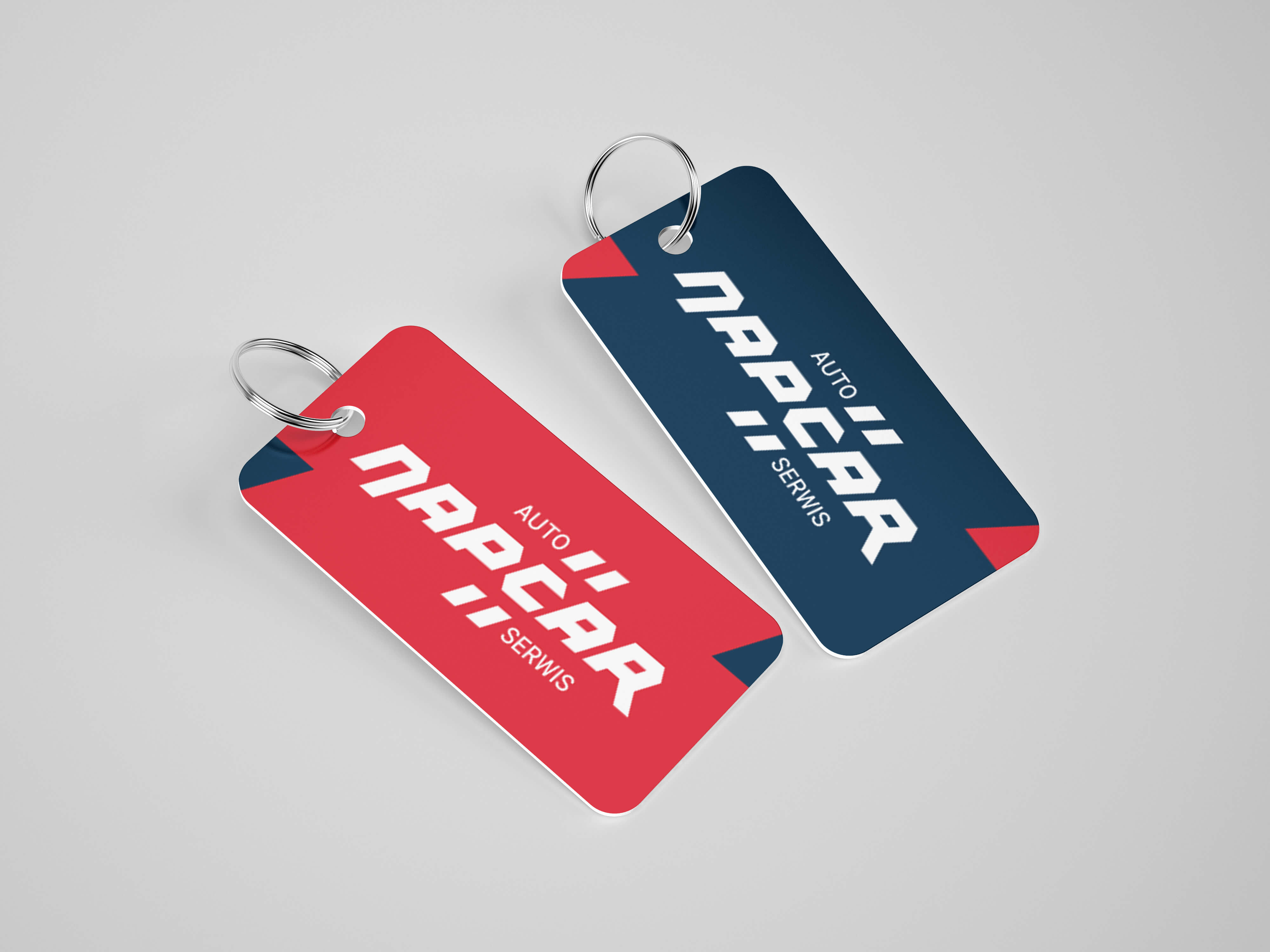 Breloki do kluczy z&nbsp;logo Napcar w&nbsp;dwóch wariantach kolorystycznych