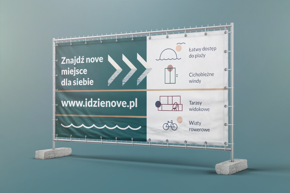Baner na ogrodzeniu placu budowy Sarbinove prezentujący atuty inwestycji — dostęp do plaży, tarasy widokowe